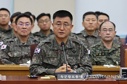 계엄사령관 역할을 했던 박안수 육군참모총장이 10일 국회 국방위원회 전체회의에서 계엄 경위 등과 관련한 질의에 답하고 있다.   [연합뉴스]